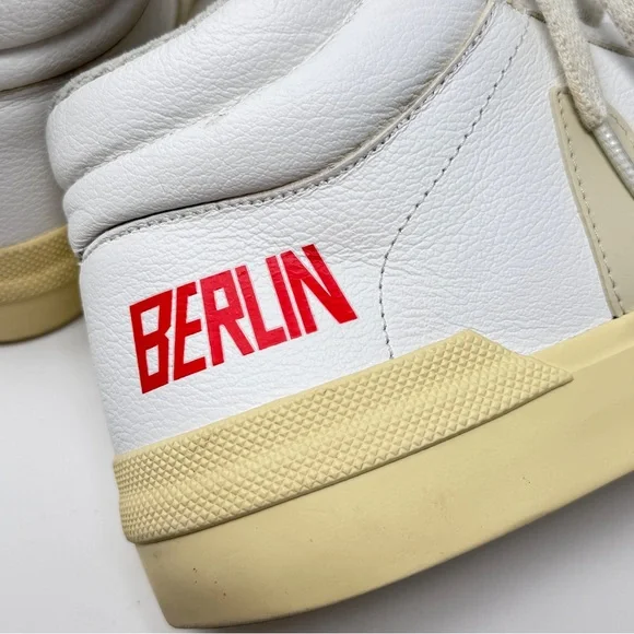 Veja MINOTAUR X BERLIN WHITE PIERRE - Women’s Size 10